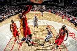 开云体育官方网站-霍勒迪里程碑之夜，湖人险胜深圳，见证历史与未来的碰撞