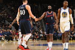 开云体育中国-快船逆转马刺，库里点燃赛场