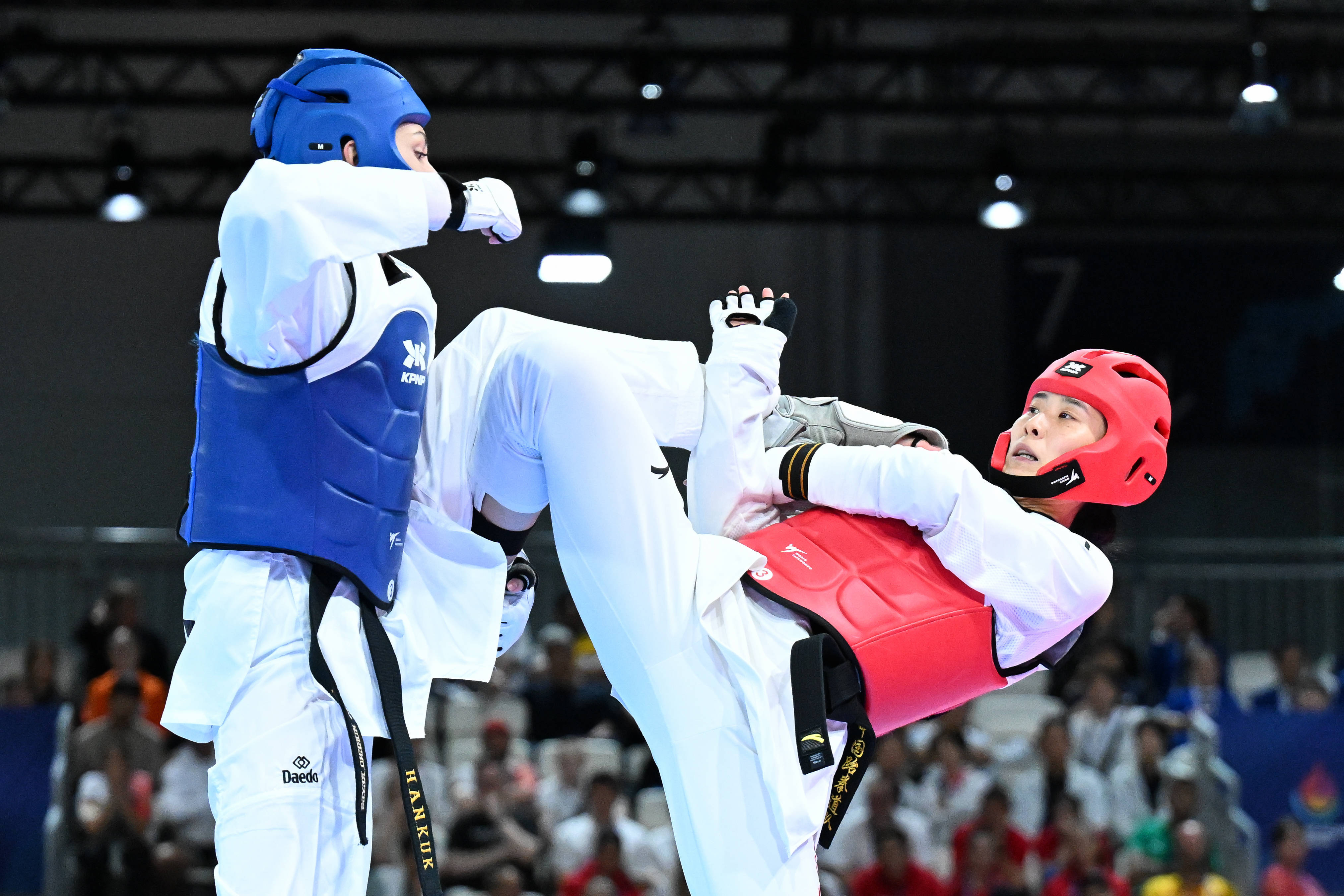 韩国选手在跆拳道比赛中夺冠