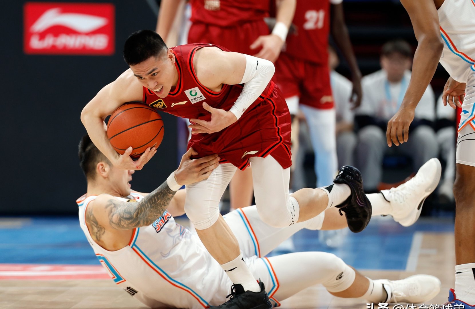 关于战术调整取得成效，球员合作更加默契斗志昂扬的信息