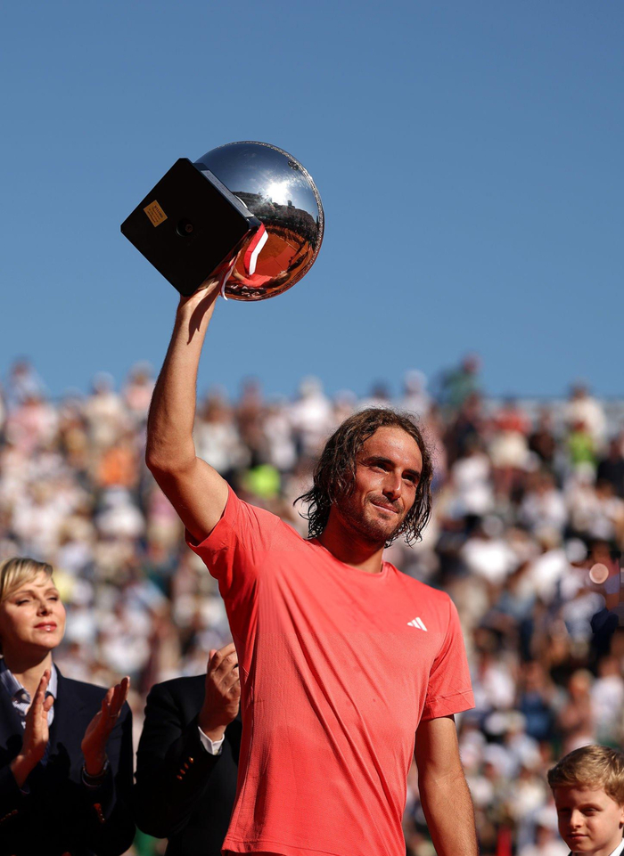 包含美网险胜年终总决赛，西西帕斯关键制胜的词条