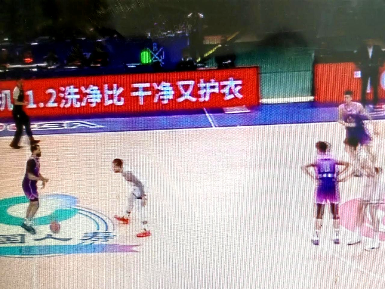 CBA比赛裁判因误判引发争议 CBA比赛裁判因误判引发争议